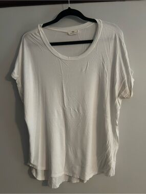 Relaxed White Scoop Neck Short Sleeve Tee